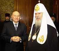 Мэр Москвы Ю.М.Лужков посетил Святейшего Патриарха и поздравил Его Святейшество с 75-летним юбилеем