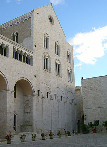 Внутренний двор базилики свт. Николая в Бари