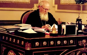 Святейший Патриарх Алексий в своем рабочем кабинете