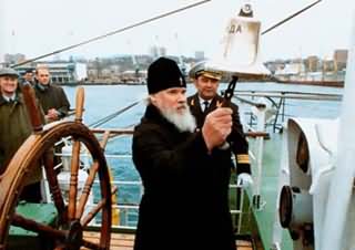 Патриарх Алексий во время посещения Гвардейского ракетного крейсера 