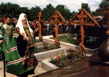 Патриарх Алексий совершает последнюю заупокойную литию над могилами Оптинских старцев перед их прославлением. Оптина пустынь, 1997 г.