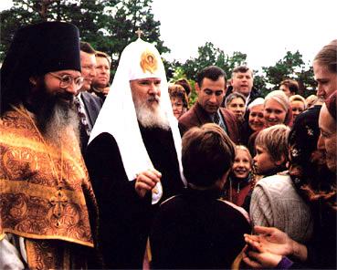 Патриарх Алексий благословляет паломников. Валаамский Спасо-Преображенский монастырь 