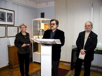С. Переверзенцев (в центре) на открытиии выставки