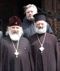 Митрополит Старо-Загорский Галактион (справа), архиепископ Истринский Арсений (слева), протоиерей Александр Карягин, настоятель церкви Свт. Николая в Софии (на втором плане)