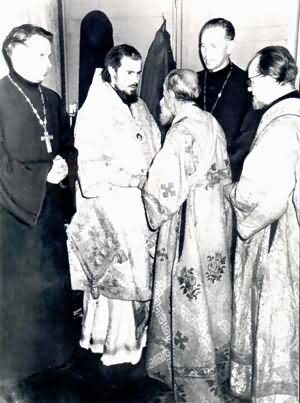 Епископ Таллинский и Эстонский Алексий принимает поздравления после архиерейской хиротонии. Таллин, Александро-Невский собор, 3 сентября 1961 г. 