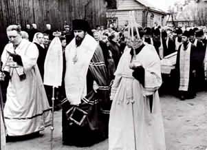 Епископ Таллинский и Эстонский Алексий на похоронах своего отца - протоиерея Михаила Ридигера. Таллин, 12 мая 1962 г.