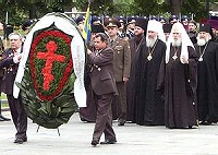 По случаю 63-й годовщины начала Великой Отечественной войны Святейший Патриарх возложил венок к памятнику Неизвестному Солдату