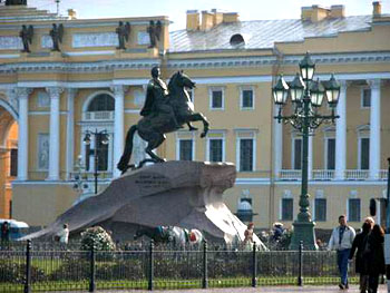 Памятник Петру I на фоне здания Сената и Синода в Петербурге <BR>