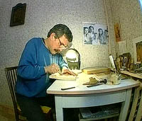 Роман Батурин в домашней мастерской