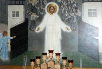 Алтарная икона Свято-Воскресенской часовни �Воскресший Спаситель освобождает заключенных концентрационного лагеря Дахау� <BR> <BR>