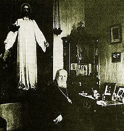 Священномученик митрополит Серафим (Чичагов) в своем домашнем кабинете (снимок сделан незадолго до ареста)
