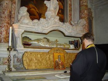 Православный молебен у мощей св.Иоанна Милостивого в церкви Сан Дживанни ин Брагора 