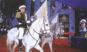 Морская сайентологическая организация (на портрете справа - основатель сайентологии Р.Л.Хаббард)