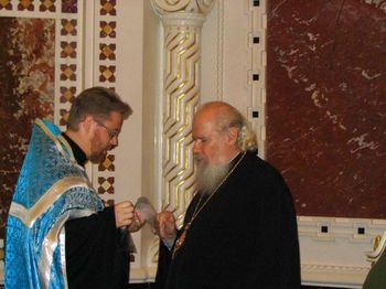 Свящ. Алексий Ястребов передает в дар Святейшему Патриарху Алексию часть мощей Святителя Николая