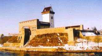 Нарвский замок (вид со стороны Ивангорода)