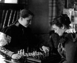 Елена Келлер и Анна Саливан играют в шахматы