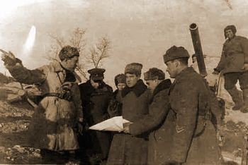 Генерал и группа военных. Фото времен Великой Отечественной войны