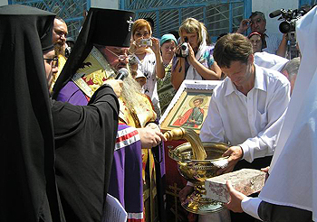 Во время церемонии освящения закладного камня нового храма