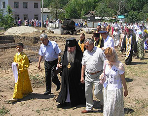 Во время церемонии освящения закладного камня нового храма