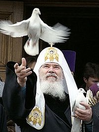 Святеший Патриарх Кирилл совершил Божественную литургию и панихиду у гробницы Святейшего Патриарха Алексия