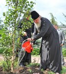 В память о пребывании в одесском Успенском мужском монастыре Святейший Патриарх Кирилл посадил дерево