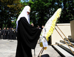 Святейший Патриарх Кирилл возложил венок к мемориалу героям Крымской войны в Севастопольском парке Днепропетровска
