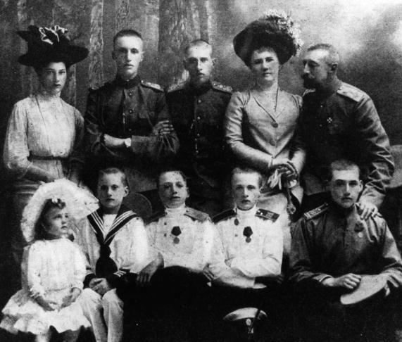 Крайняя слева -Татьяна (верхний ряд) - 1911