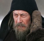 На могиле Олега Янковского на Новодевичьем кладбище установили стелу с крестом