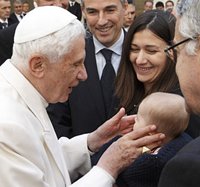 Папа Римский Бенедикт XVI встретился с христианами, пострадавшими при нападении на церковь в Багдаде