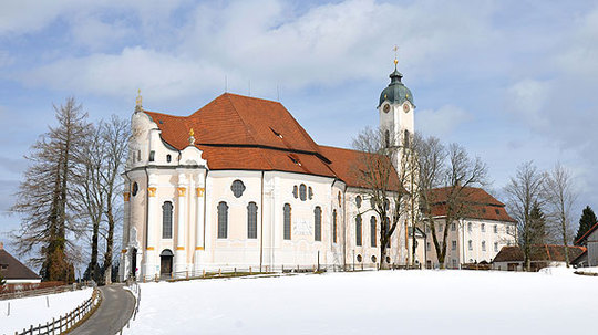 деревенская церковь Виискирхе (Штайнгаден) в Верхней Баварии