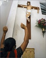 В Индии родители-индуисты избили и выгнали из дома дочь, ставшую христианкой