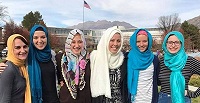 В мормонском университете США студентки в знак толерантности провели акцию в хиджабах