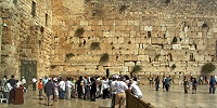 Камень, выпавший из Стены Плача в Иерусалиме, углубил трещины старых религиозных распрей