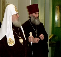 Священник Георгий Мартынов представляет Святейшему Патриарху Алексию выставку в музее Храма Христа Спасителя
