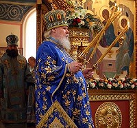 В праздник Похвалы Пресвятой Богородицы Святейший Патриарх совершил Божественную литургию в храме Московского Подворья Троице-Сергиевой Лавры