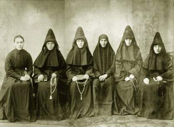 Монахини Тихвинского монастыря. Фото кон. XIX в. 
