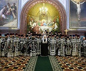 К празднику Святой Пасхи Святейший Патриарх удостоил ряд клириков очередных богослужебных наград