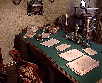 Письменный стол Ф. М. Достоевского в доме-музее писателя 