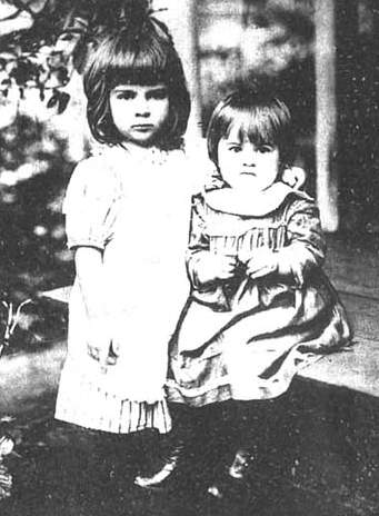 Сестры Мария (стоит) и Лидия Соколовы