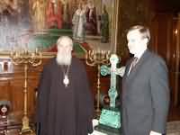 Святейший Патриарх благословил передачу малахитового креста в дар базилике св. Николая в Бари