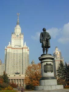 Памятник М.В. Ломоносову перед главным зданием Московского государственного университета