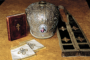 Евангелие, митра, епитрахиль и поручи кронштадского пастыря из монастырского музея Святого праведного Иоанна Кронштадского