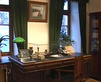 Рабочий стол в кабинете А. Ф. Лосева