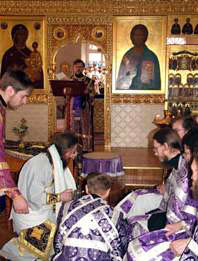 Архиепископ Томский и Асиновский Ростислав совершает чин омовения ног священнослужителей