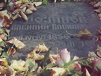Надгробная плита на могиле В. В. Розанова