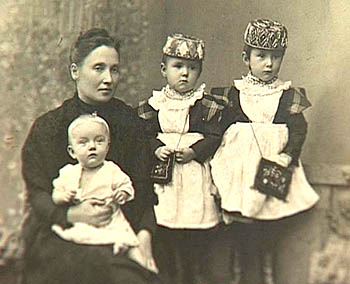 Жена и дочери В. В. Розанова