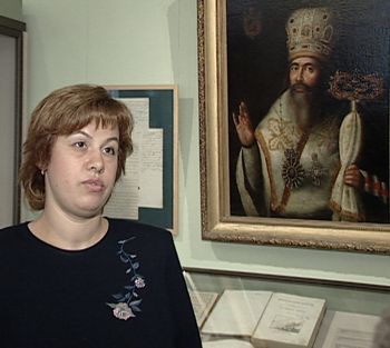 Н.Болотина у портрета архиепископа Амвросия
