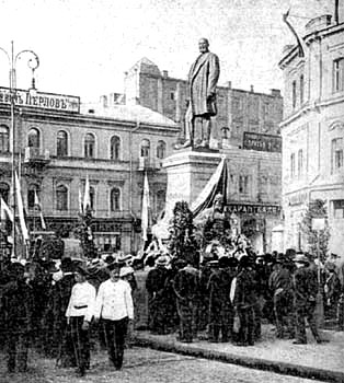 Памятник П. А. Столыпину перед зданием Городской Думы. Киев, Фото 1913 г.