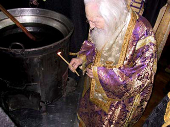 Святейший Патриарх Сербский Павел разжигает огонь для мироваренной печи