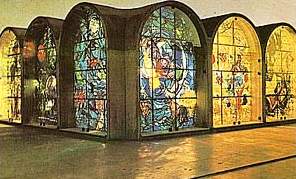 «Двенадцать колен Израилевых» (Иехуда). Марк Шагал. Витражи для синагоги медицинского центра «Хадасса», 1960-1962 гг, Иерусалим. 